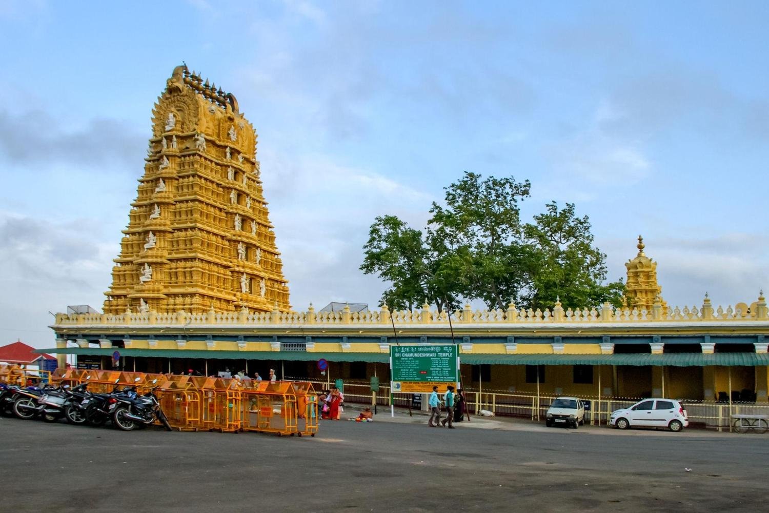 Mysore Chamundi Temple Annaprasadam with devotees receiving prasadam
